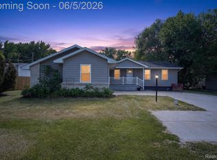 14232 North Rd, Fenton, MI 48430