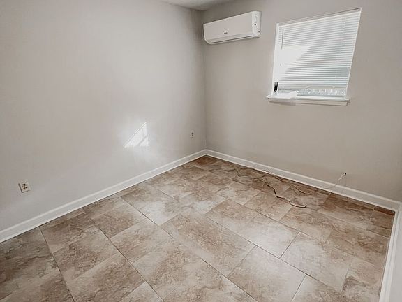 5th image of 701 Oaklawn St #6