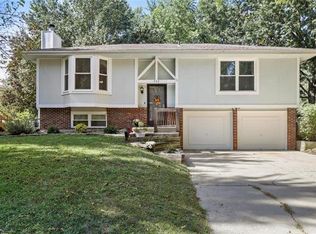 542 NE Noeleen Ln, Lees Summit, MO 64086