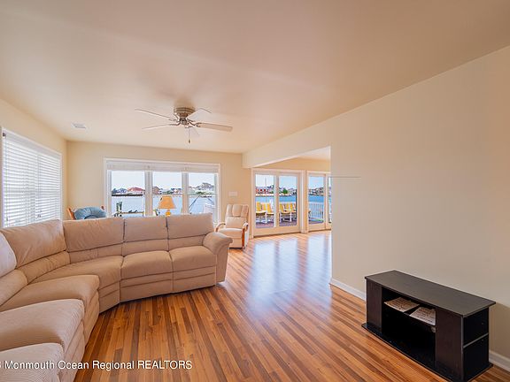 3rd image of 3262 Windsor Avenue