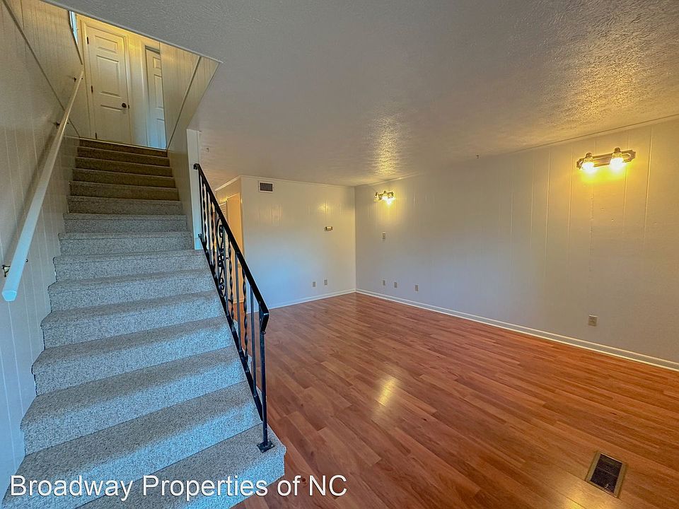 1st image of 11 Woodstone Dr APT 11