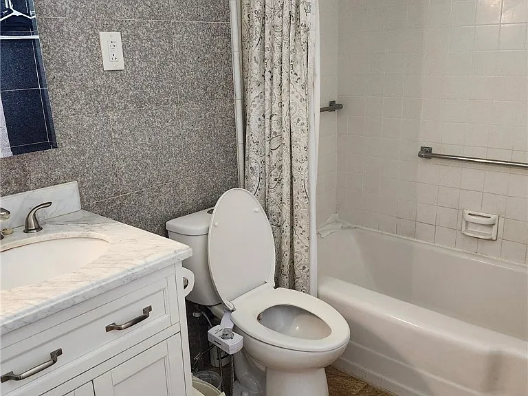 628 W Floral Dr — Photo 3