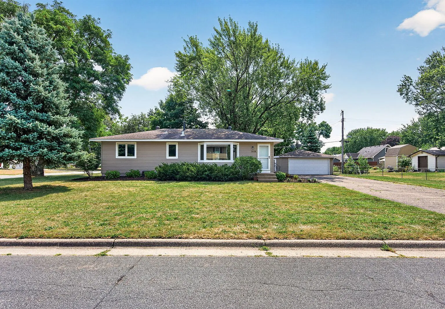 3 bed, 1.0 bath, 1200 sqft, $2,350 — Photo 2
