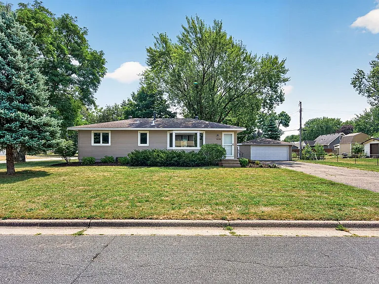 2036 Coral Ln — Photo 2