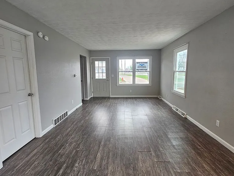101 W Spring St — Photo 2