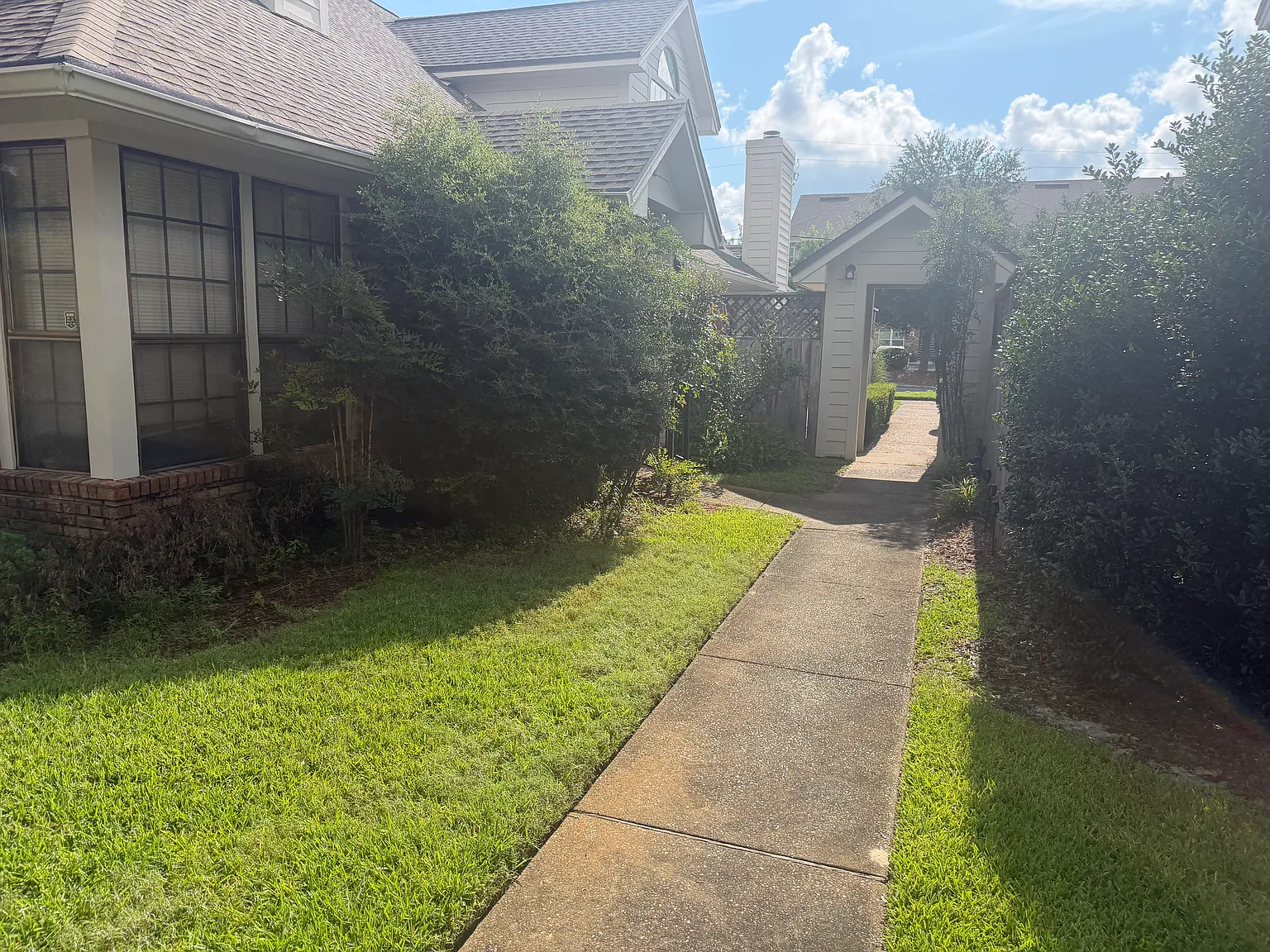 1100 Crosswinds Lndg — Photo 2