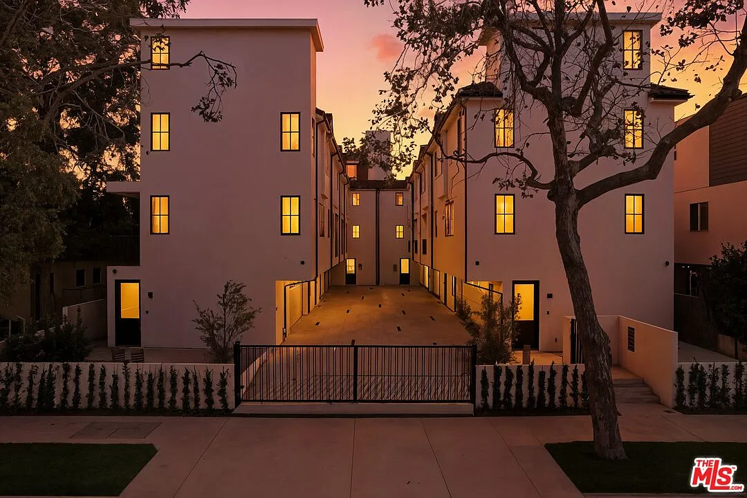2 bed, 2.5 bath, 1642 sqft, $5,200 — Photo 1