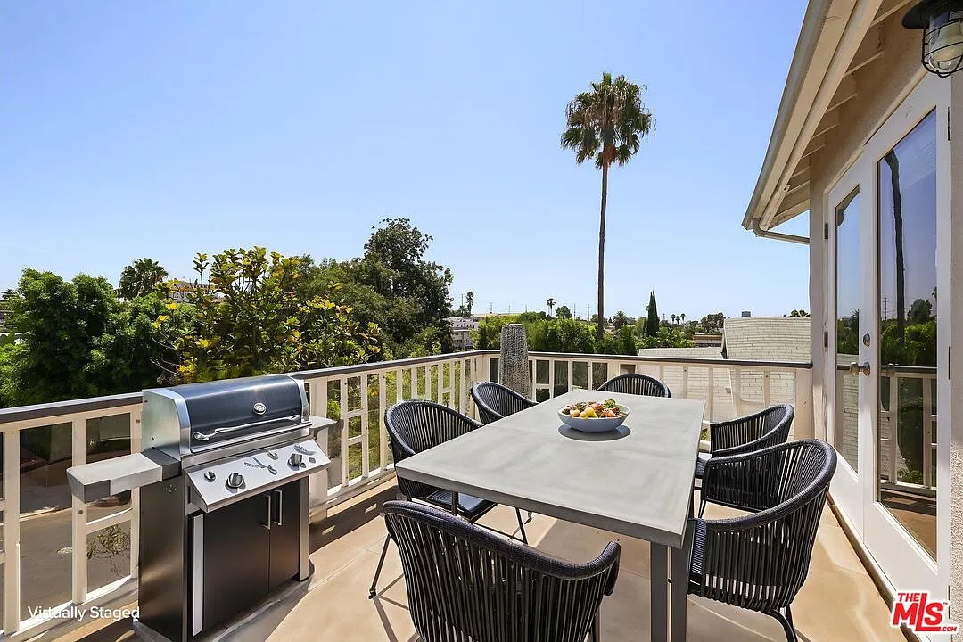 2 bed, 2.0 bath, 1100 sqft, $4,350 — Photo 2