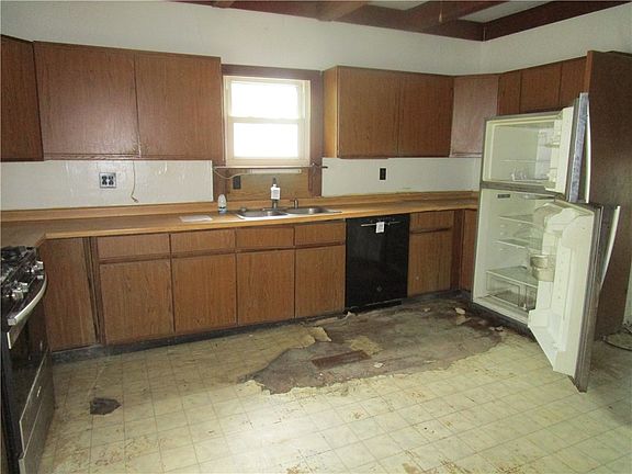 5th image of 800 E 3rd St
