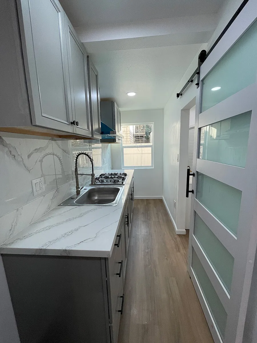 Building Photo - 4063 Lincoln Ave #E
