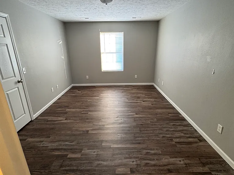 1012 E Chestnut St — Photo 14