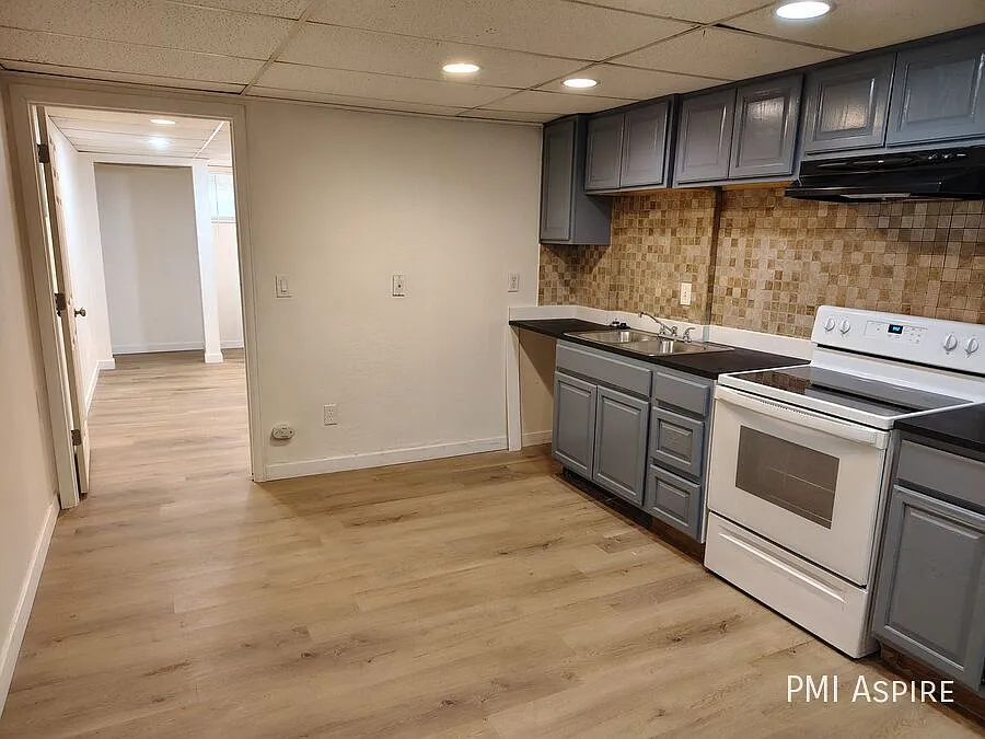 Bright & Spacious 1-Bedroom in Aurora 750 Sq Ft First Floor Gem — Photo 2