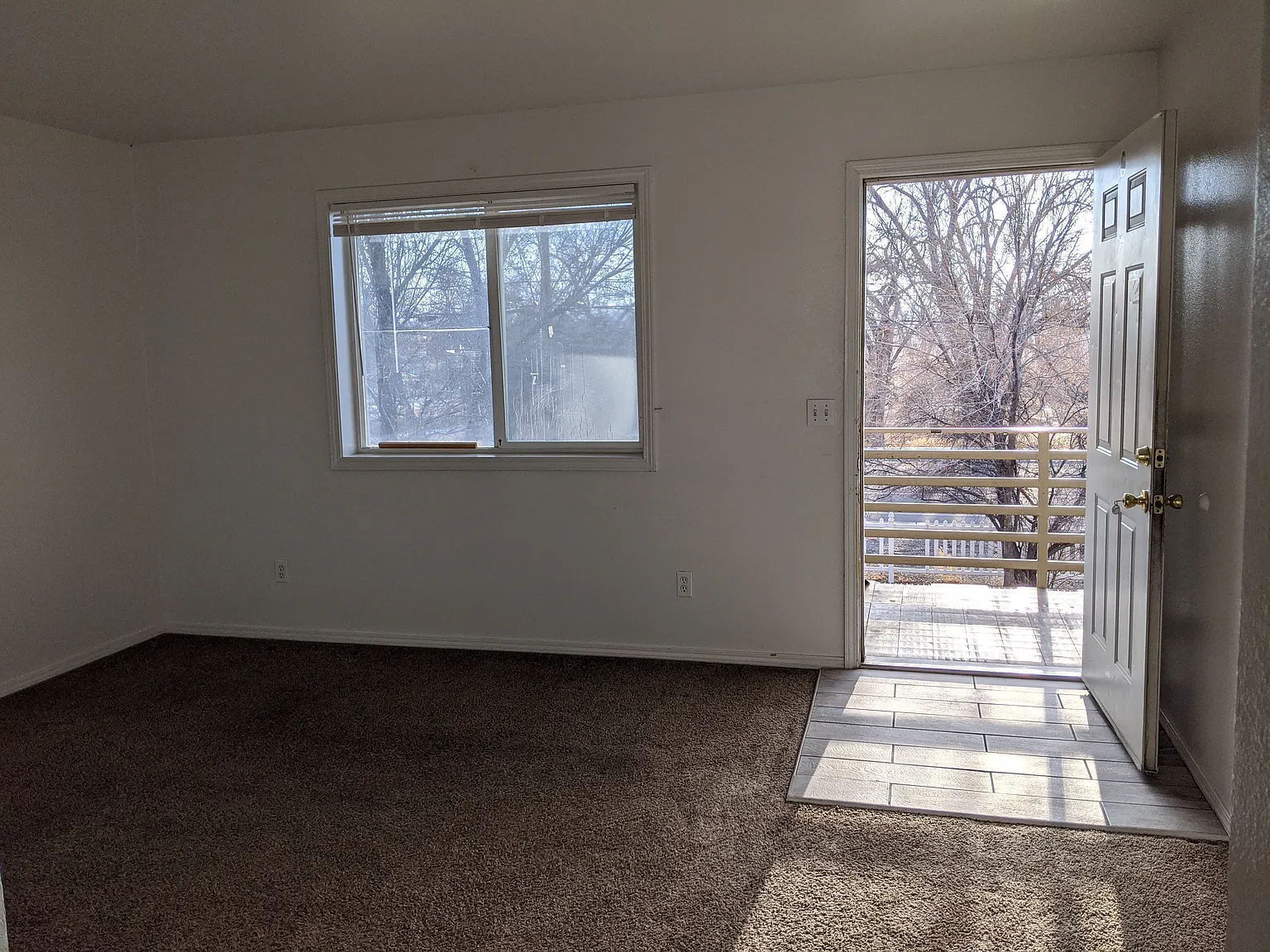 3 bed, 1000 sqft, $1,300 — Photo 2