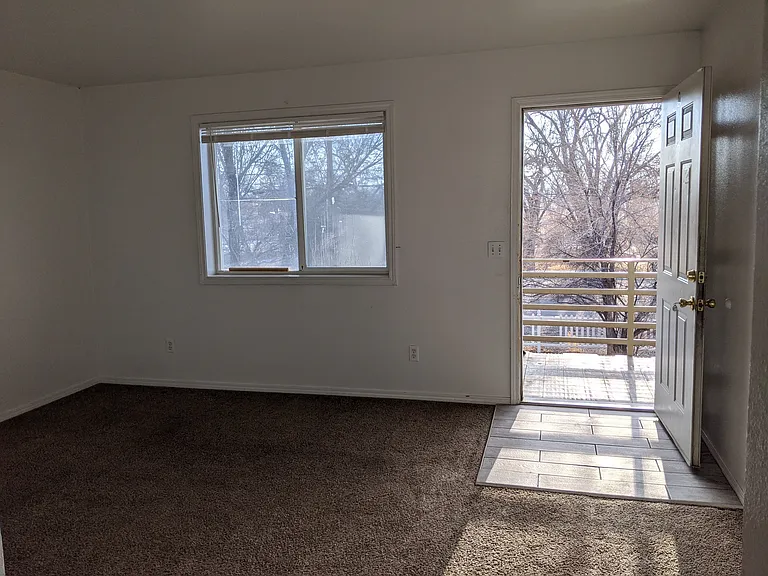 560 N Grand Ave #C — Photo 2