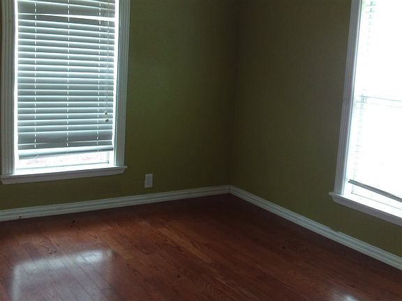 3rd image of 324 Lakeview Dr S
