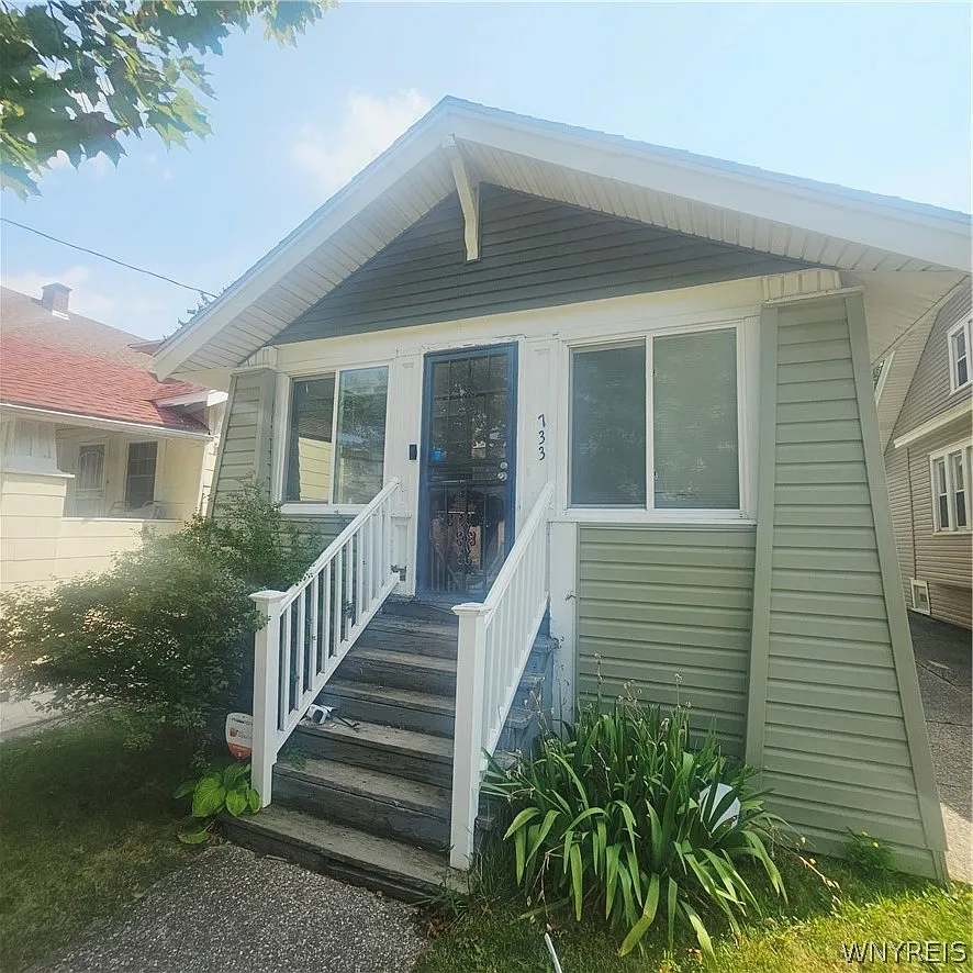 3 bed, 1.0 bath, 1065 sqft, $1,925 — Photo 1