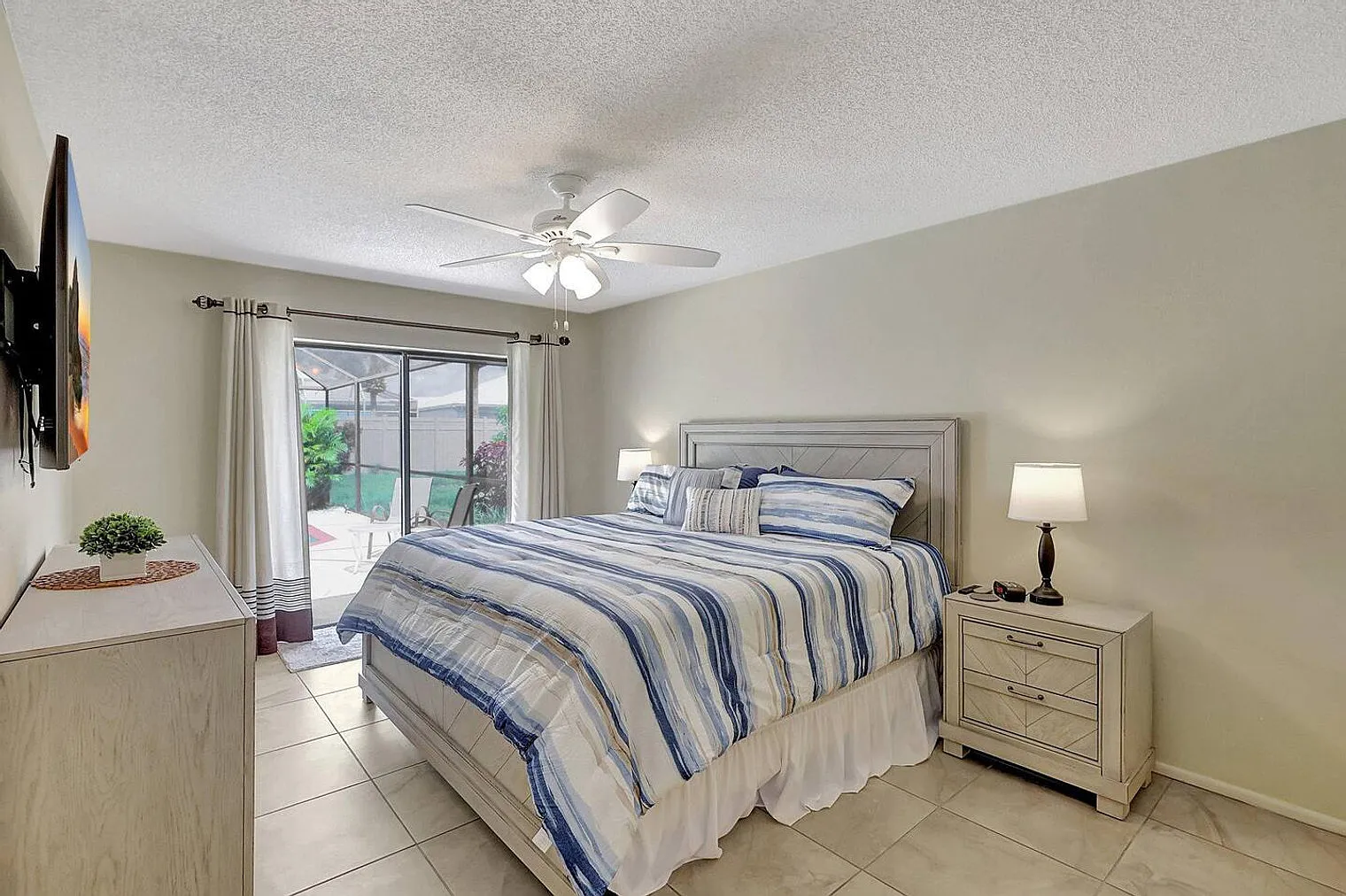 3 bed, 2.0 bath, 1496 sqft, $4,770 — Photo 4