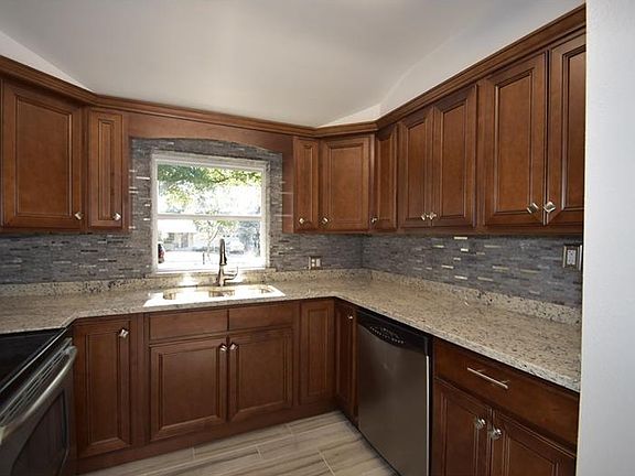 4th image of 1219 Crestview Dr