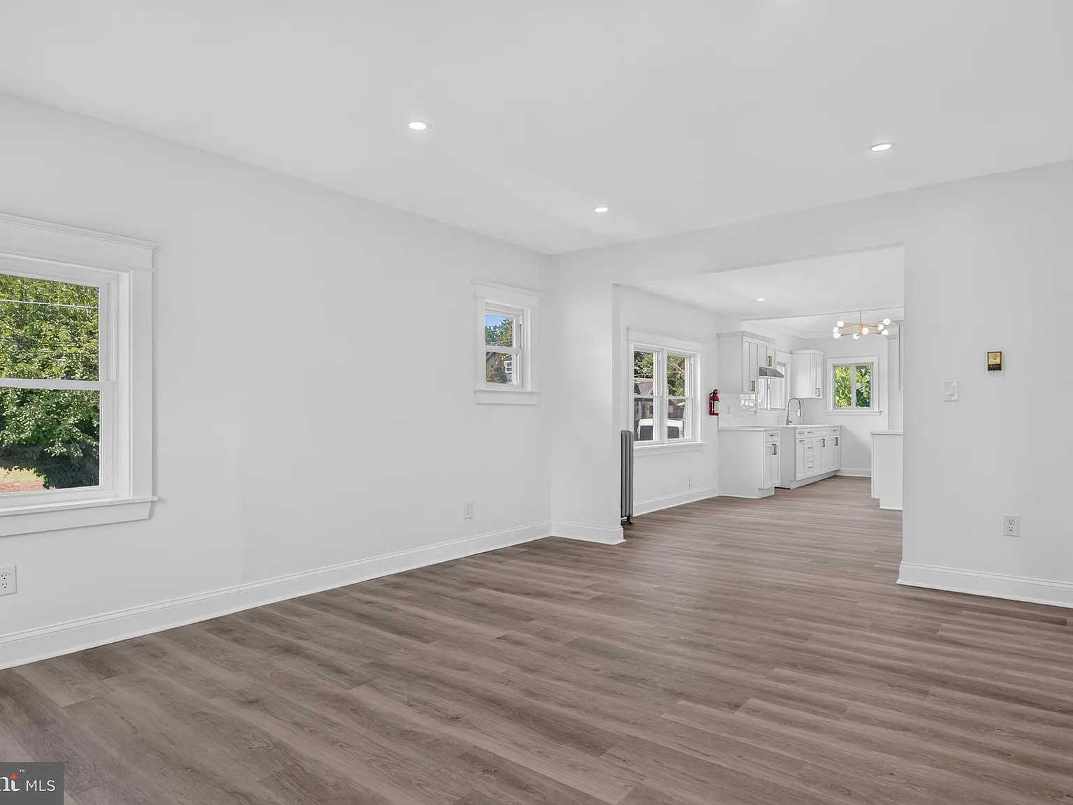 3 bed, 908 sqft, $2,400 — Photo 3