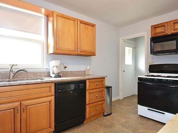 4th image of 36 Winona St E