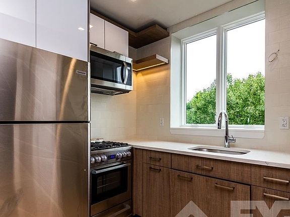 3rd image of 102 Quincy St APT 4B
