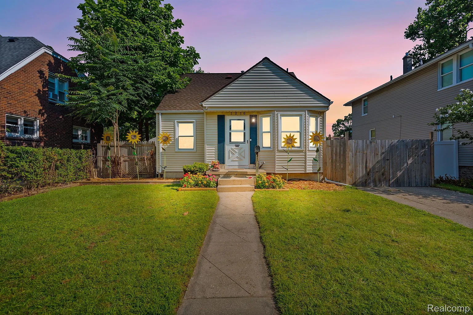 1216 W Marshall St photo 1