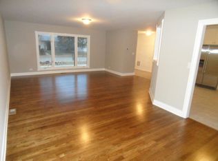 655 Thornwood Dr, Buffalo Grove, IL 60089