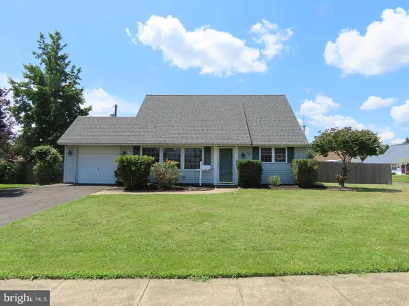 39 Plumtree Rd, Levittown, PA 19056