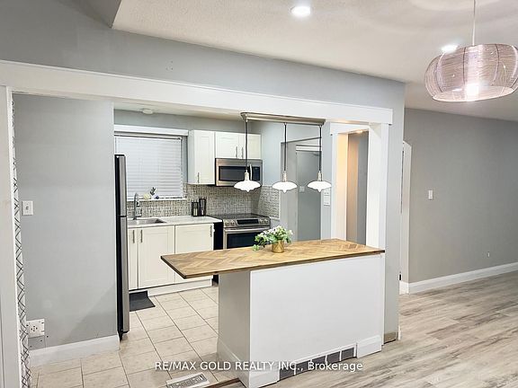 3rd image of 156 Mooregate Cres