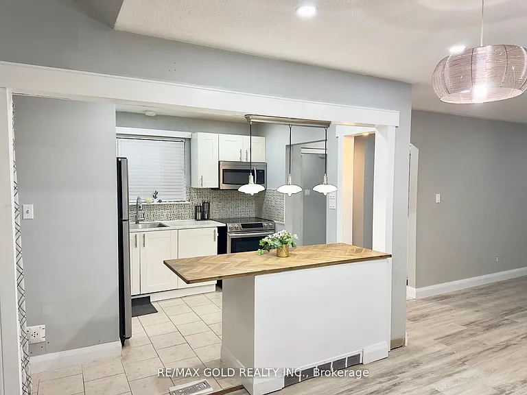 156 Mooregate Cres — Photo 3