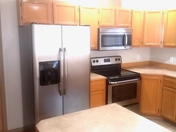 Kitchen with stainless appliances.>