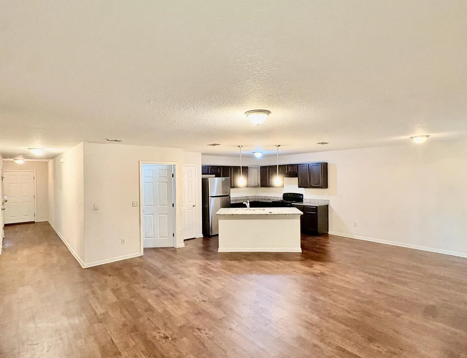 3 bed, 2.0 bath, 1430 sqft, $1,475 — Photo 2