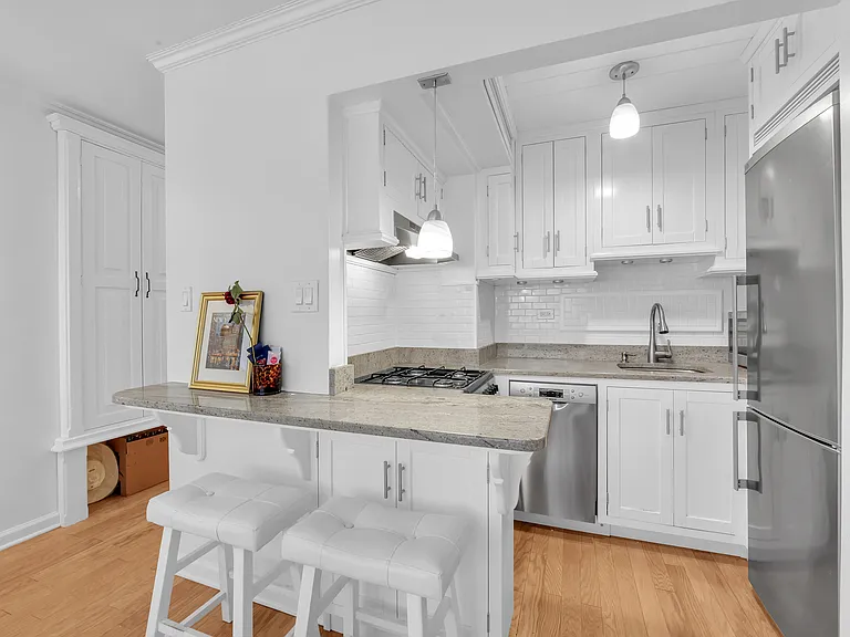 315 E 70th St #2C — Photo 3