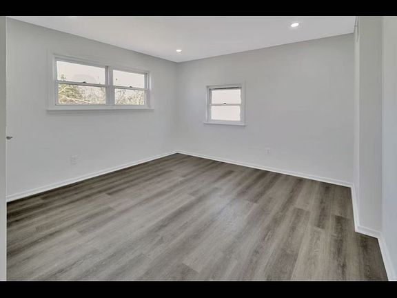 3rd image of 7 Wagon Ln #1