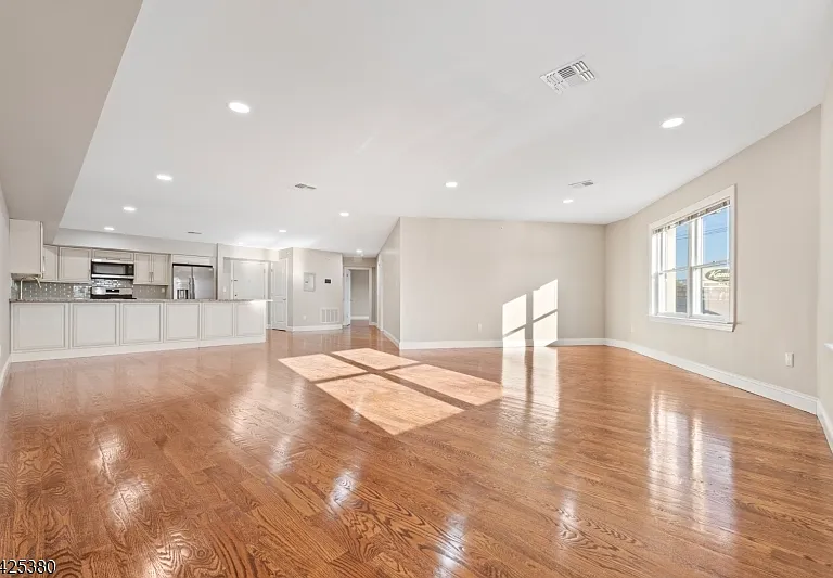 658 Market St — Photo 13