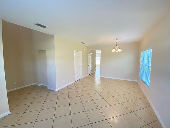 3rd image of 3528 Saxony Ln