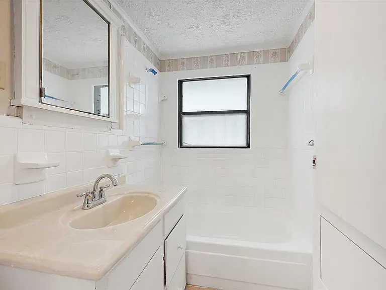 3 bed, 6015 sqft, $700 — Photo 3
