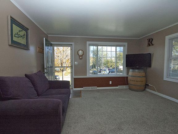 4th image of 900 Carey St