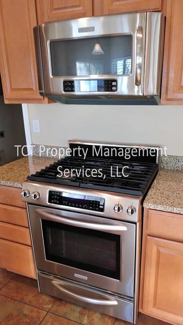 4 bed, 2.5 bath, 2677 sqft, $1,895 — Photo 4