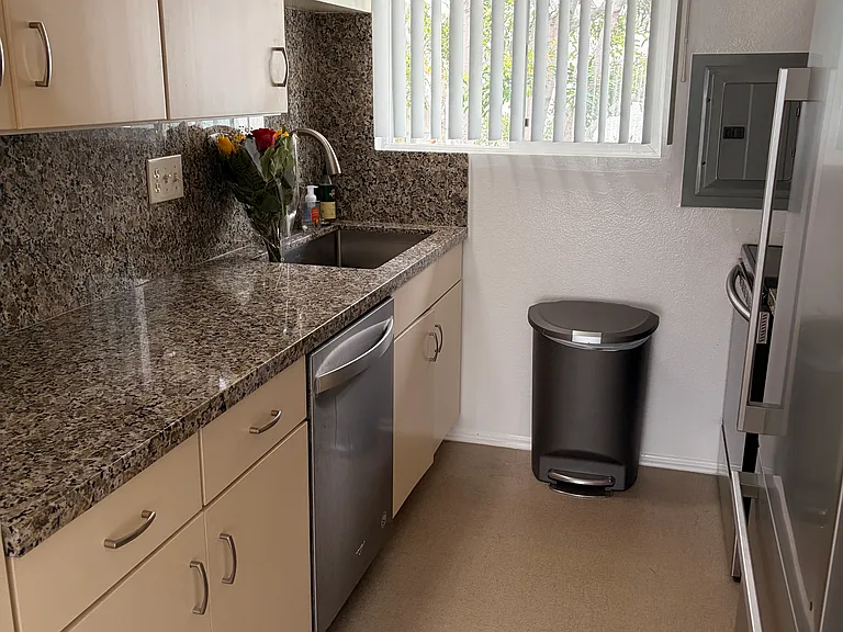 263 S Ventura Rd #7 — Photo 1
