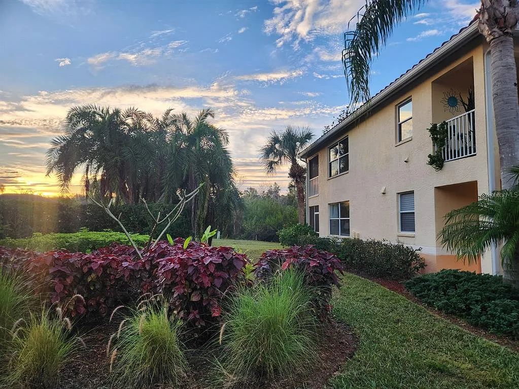 3 bed, 2.0 bath, 1383 sqft, $2,200 — Photo 2