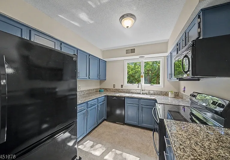 24 Pine Hollow Ct — Photo 11