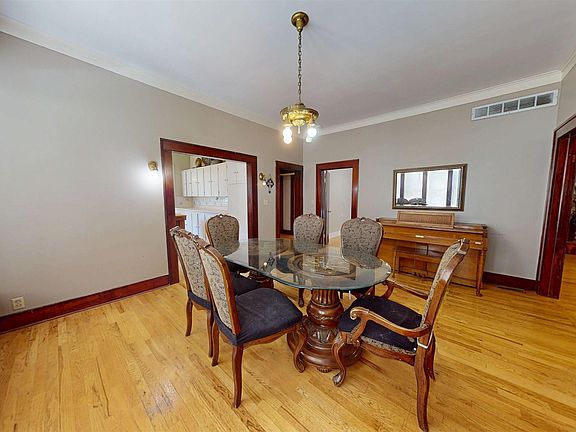 5th image of 205 W Short St