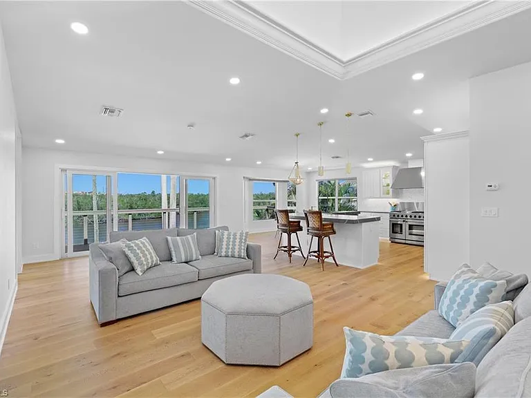 1836 Harbor Ln — Photo 5