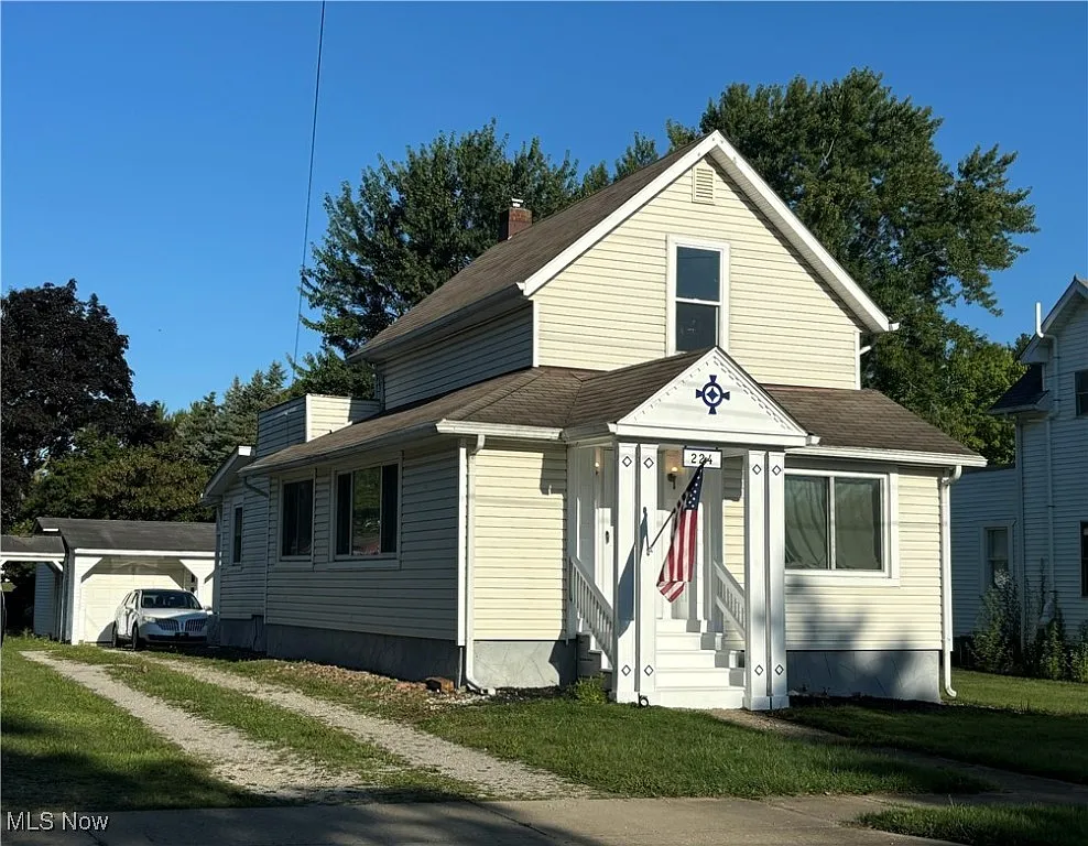 224 Liberty St photo 1