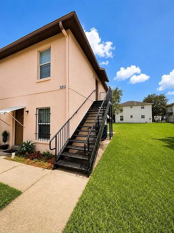 3 bed, 2.0 bath, 1020 sqft, $2,200 — Photo 3