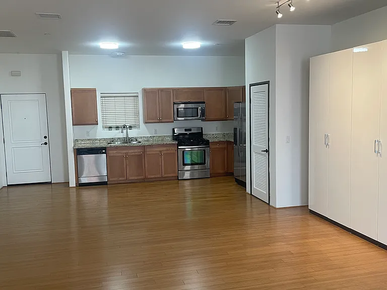 255 W 7th St #26 — Photo 14