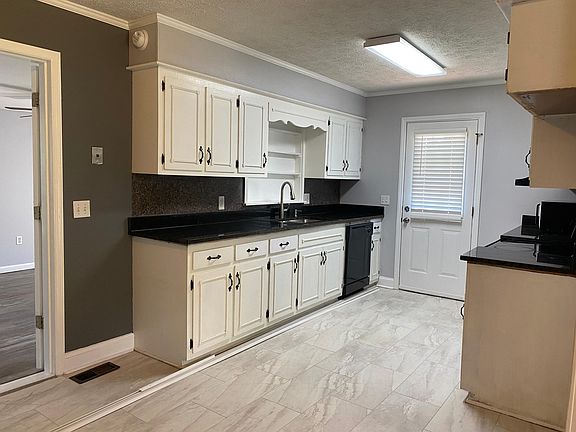 3rd image of 102 Heritage Dr