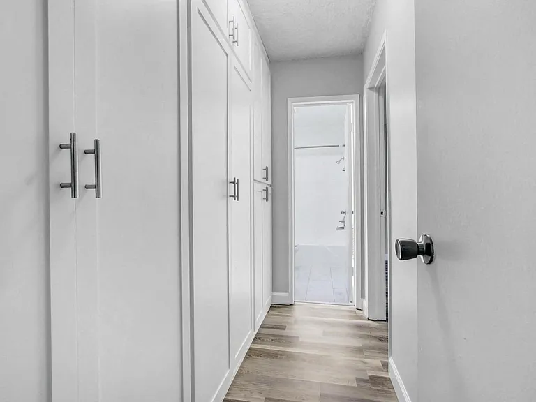 Country Club Apartments — Photo 14