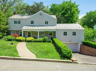 22 Hilltop Dr E, Great Neck, NY 11021